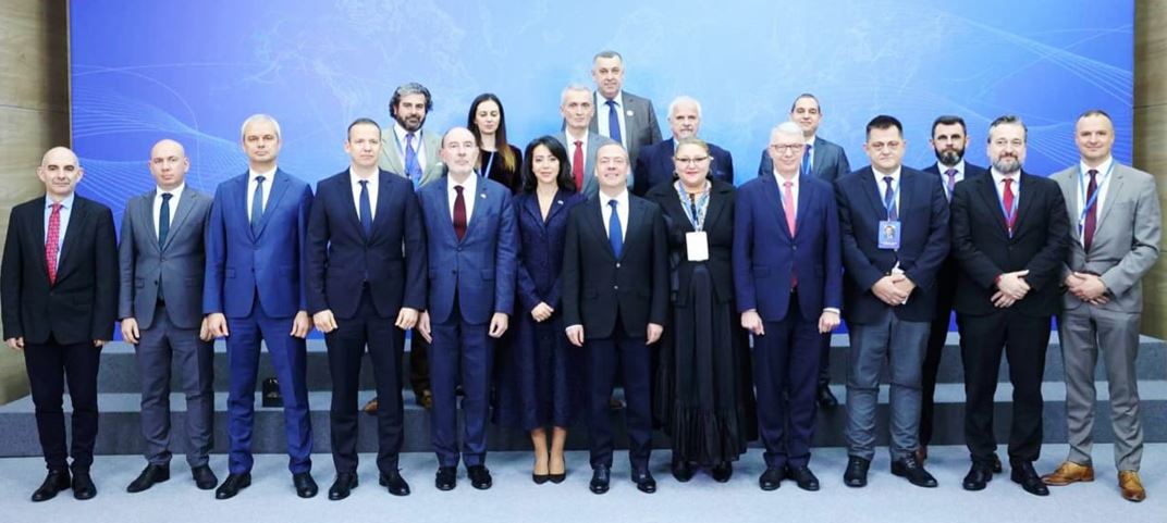 Dupǎ ce s-a întîlnit cu Vladimir Putin la Moscova, Diana Iovanovici-Şoșoacǎ a facut poze şi a dialogat cu Dimitri Medvedev